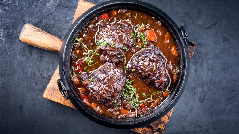 Steaks braised in wine sauce