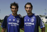 Als Halil Altintop (links) und Hamit Altintop in den 2000er-Jahren die Fußballschuhe für den FC Schalke 04 schnürten, rieben sich die Fans verwundert die Augen. Kein Wunder, die täuschend ähnlichen Zwillinge trennen gerade einmal zwölf Minuten. 2007 gingen die Wege der Brüder jedoch auseinander, als Hamit zum FC Bayern wechselte. (Bild: Christof Koepsel / Bongarts / Getty Images)