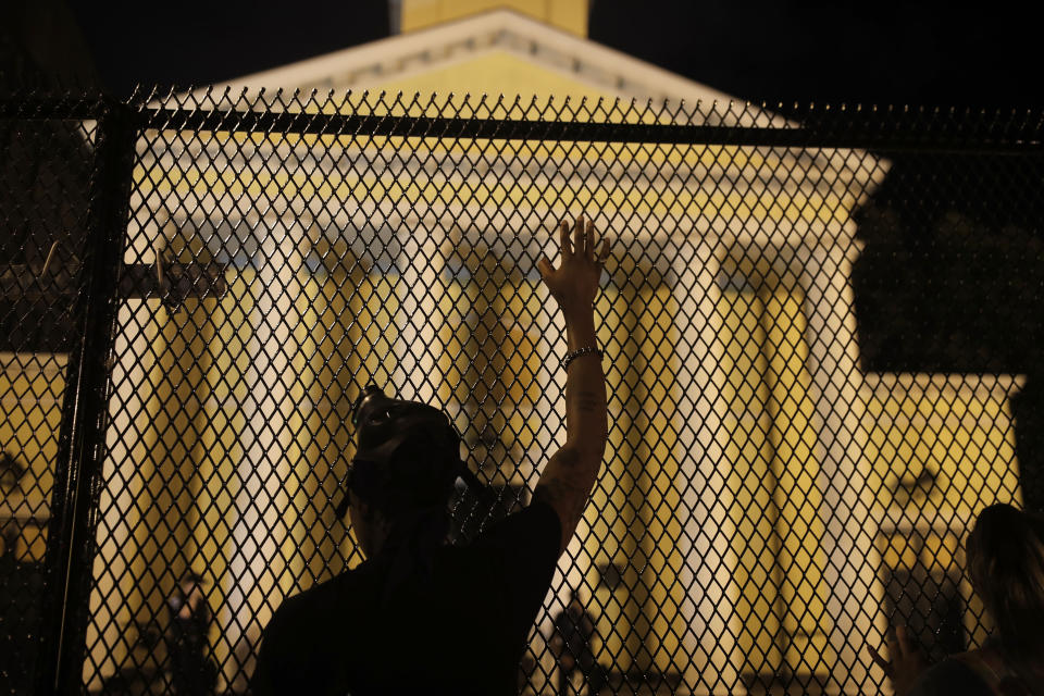 Un manifestante frente a la Iglesia Episcopal de San Juan, cerca de la Casa Blanca, el miércoles 24 de junio de 2020, en medio de continuas manifestaciones antirracistas tras la muerte de George Floyd. (Foto AP / Maya Alleruzzo)