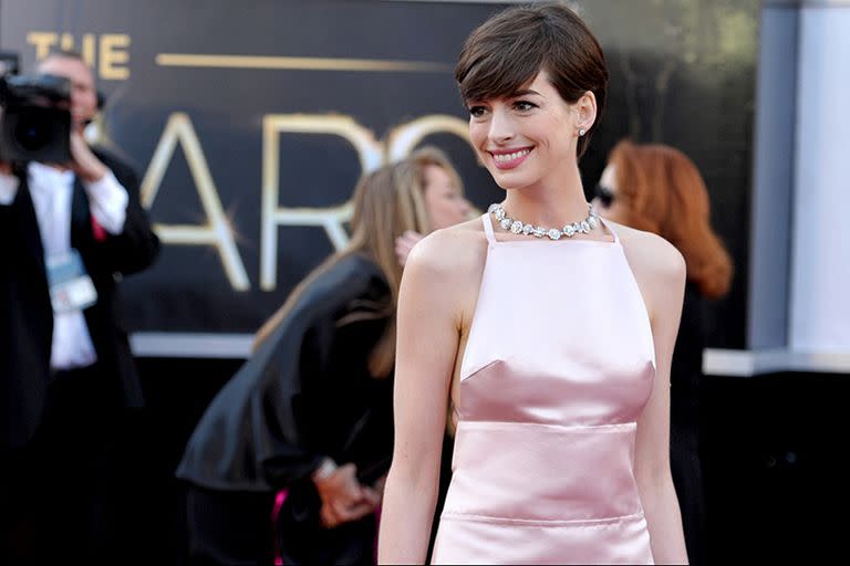 La mala elección de vestuario, no opacó el gran momento que vivió Anne Hathaway en los Oscar 2013.