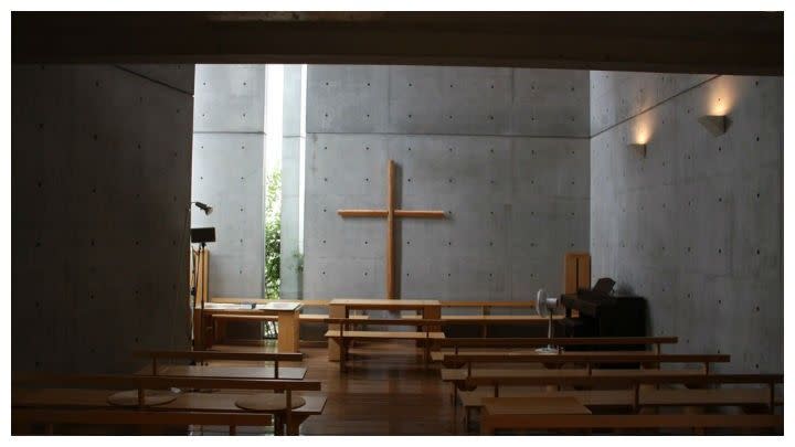 安藤忠雄建築設計風格簡約，圖為光之教堂的教堂大廳。   （ikidane-nippon.com）