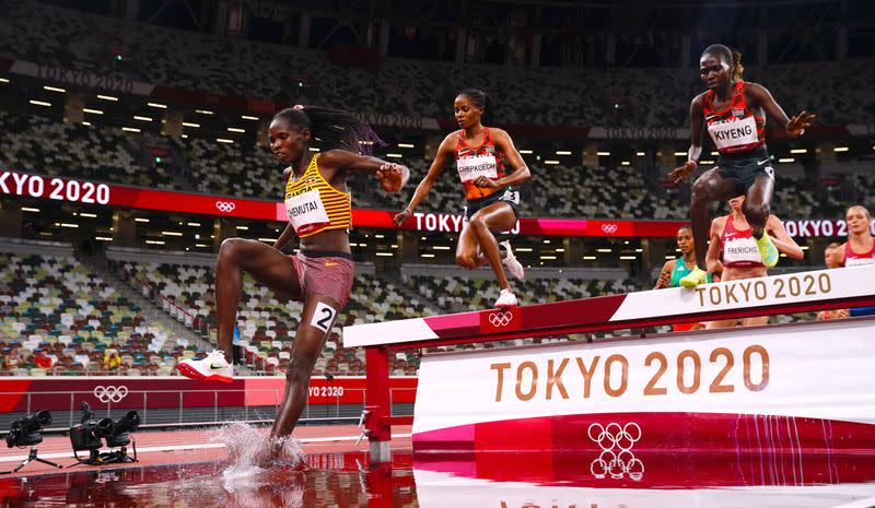 Foto del miércoles de la ugandesa Peruth Chemutai celebrando tras ganar el oro en los 3.000 mts con obstáculos en Tokio.