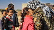 <p>Kinder aus einem vom IS befreiten Dorf begrüßen eine Kämpferin der Frauenmiliz YPJ. Die kurdischen Milizen YPG und YPJ und ihre Verbündeten haben Ende November die Operation “Wrath of Euphrates” zur Eroberung der syrischen IS-Hochburg Rakka begonnen. (Bild: YPG Press Office) </p>