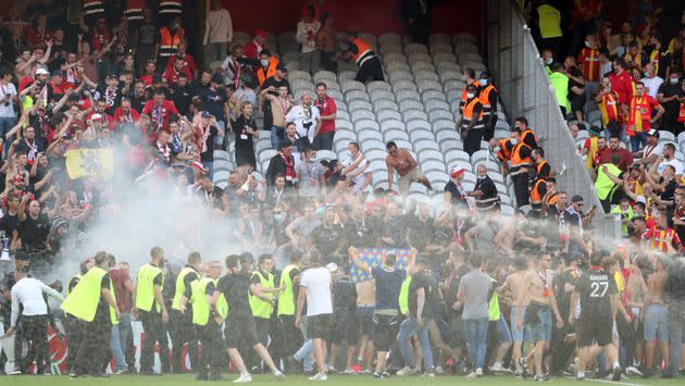 Ce samedi 18 septembre, des supporters lensois sont sortis de leur tribune, traversant le terrain du stade Bollaert-Delelis pour aller en découdre avec leurs adversaires du jour, les Lillois. (Photo: PASCAL ROSSIGNOL / Reuters)