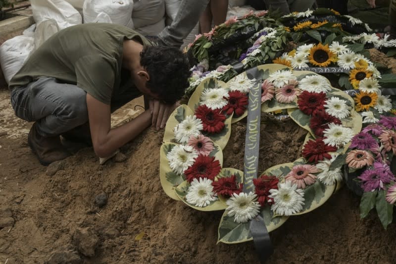 <cite>2023年10月9日，耶路撒冷公墓舉行以色列國防軍上校的葬禮，這名為國捐軀的軍官死於哈瑪斯武裝分子的突襲行動。（美聯社）</cite>