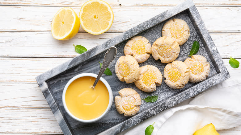 Cookies with lemon curd 