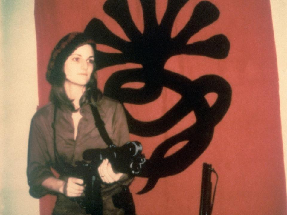 Patty Hearst holding a machine gun