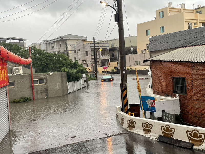 台中市大甲區部分路段淹水 受颱風卡努外圍環流影響，台中市大甲及外埔等海線 地區因持續降雨而發生淹水情形，圖為5日大甲區部 分路段淹水情形，積水已至轎車輪胎。 （蔡其昌服務處提供） 中央社記者郝雪卿傳真  112年8月5日 