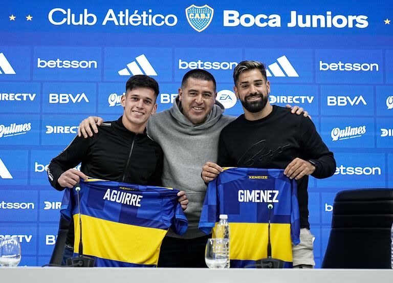 Aguirre y Giménez posan con sus camisetas de Boca junto al presidente Juan Román Riquelme