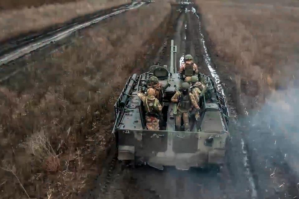 俄羅斯國防部2024年4月13日發布影像，稱是俄軍在烏克蘭某處行動。美聯社
