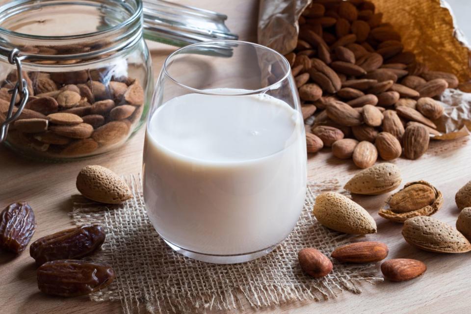 Sie sind beliebter als je zuvor: Alternativen zur klassischen Kuhmilch. Doch lassen Sie sich nicht täuschen: Oft enthält fertig gemixte Mandelmilch Zucker und Guargummi. Auf diesen Ballaststoff reagieren manche Menschen allergisch. Und nicht jede Milch-Alternative ist automatisch fettarm. Ein Blick auf die Verpackung lohnt sich. (Bild: iStock / Madeleine_Steinbach)