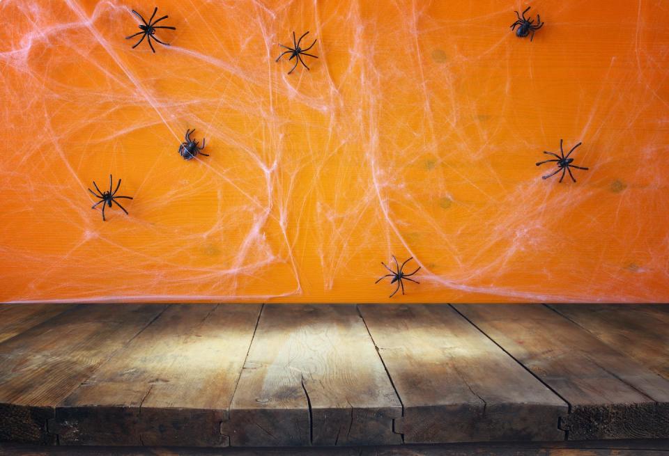 <a href="https://www.shutterstock.com/es/image-photo/halloween-holiday-concept-empty-rustic-table-477979321" rel="nofollow noopener" target="_blank" data-ylk="slk:Shutterstock / tomertu;elm:context_link;itc:0;sec:content-canvas" class="link ">Shutterstock / tomertu</a>