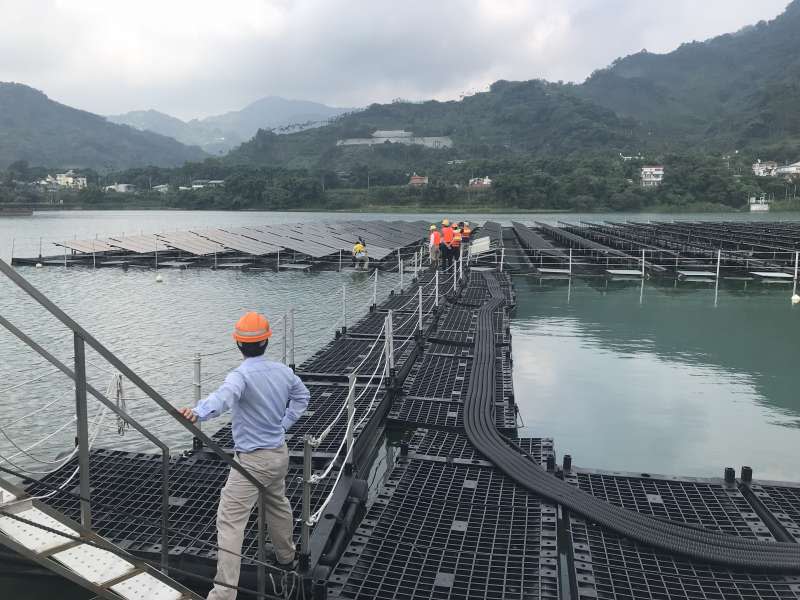 20180810-台電在大甲溪馬鞍壩打造首座水上太陽光電站，圖為水上光電設備。（廖羿雯攝）