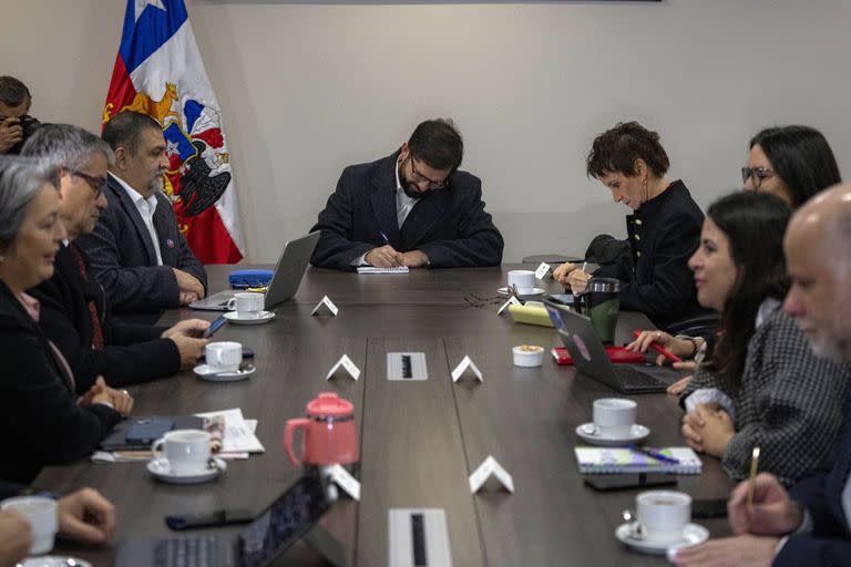 El presidente chileno Gabriel Boric asiste a una reunión con un comité político el día después de la elección para el Consejo Constitucional en Santiago, Chile, lunes 8 de mayo de 2023. 