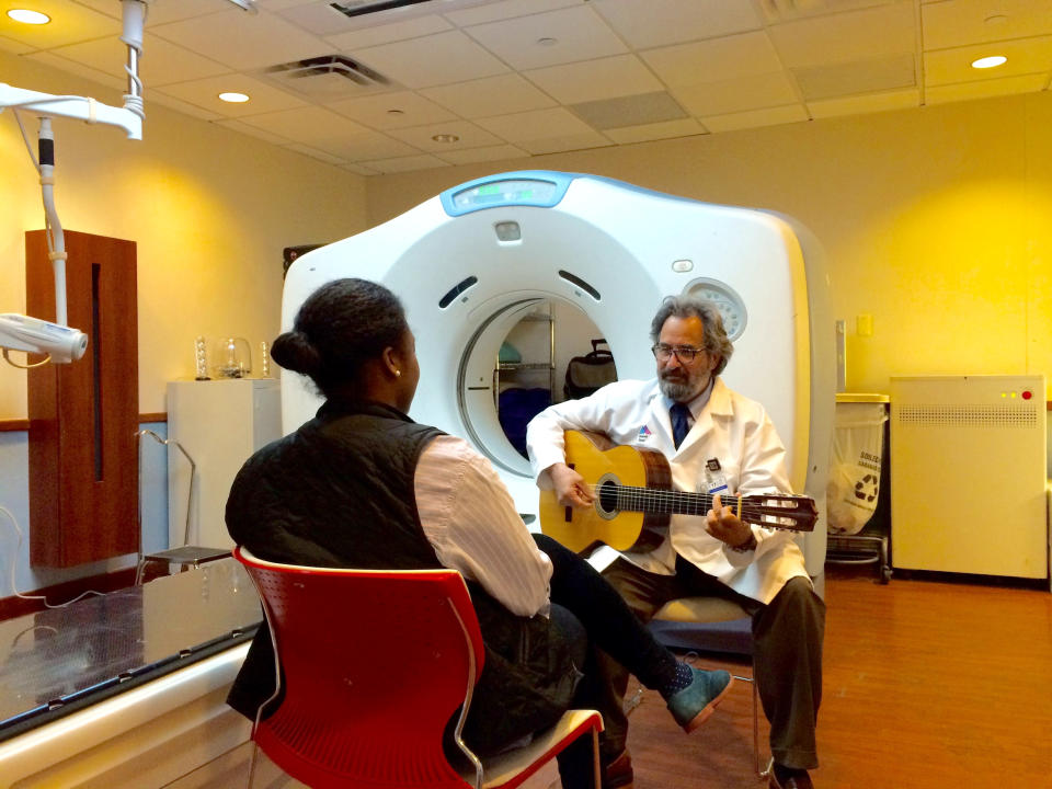 Andrew Rossetti, musicoterapeuta certificado en Nueva York, utiliza música de guitarra y ejercicios de visualización para ayudar a calmar a los pacientes sometidos a tratamientos médicos. (John Smith vía The New York Times)