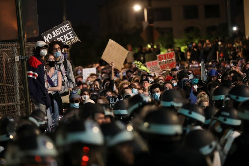 Manifestantes durante una protesta contra la muerte de George Floyd en el distrito de Manhattan de la ciudad de Nueva York, EEUU