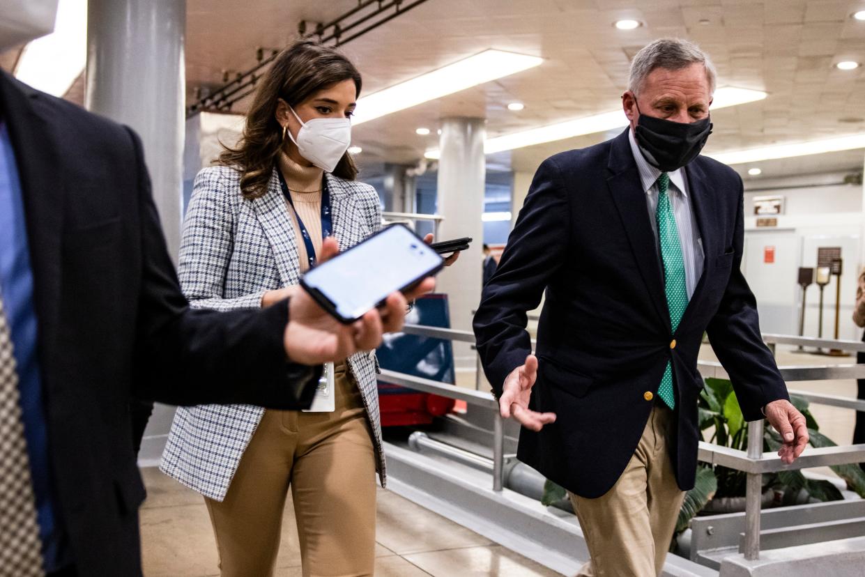 <p>WASHINGTON, DC - 13 DE FEBRERO: El senador Richard Burr (R-NC) camina por el metro del Senado antes del inicio del cuarto día en el segundo juicio político del ex presidente Donald Trump en el Senado el 13 de febrero de 2021 en Washington, DC. El Senado votó 55-45 a favor de llamar a testigos en el juicio para decidir si Trump debería o no ser responsable del ataque del 6 de enero en el Capitolio de Estados Unidos. </p> (Foto de Samuel Corum / Getty Images)