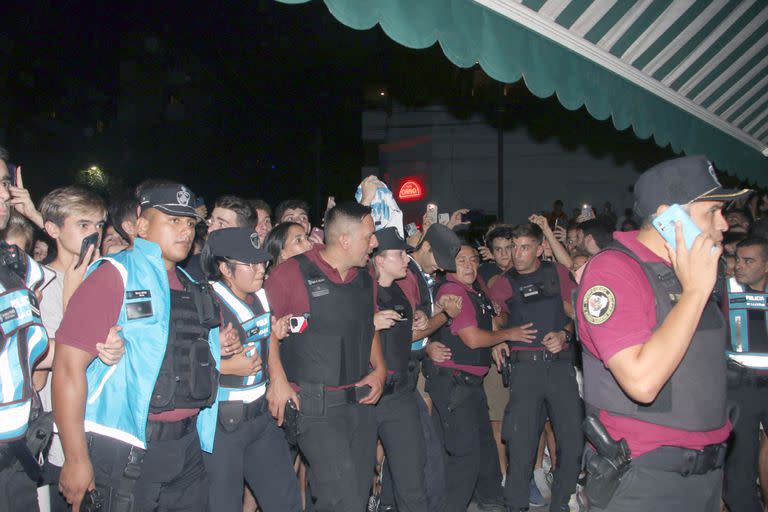 Cientos de fanáticos esperaron por ver a Messi y la Policía de la Ciudad tuvo que custodiarlo para que pudiera volver a su auto