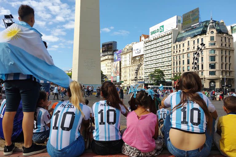 Hinchas de Argentina se acercaron desde muy temprano al Obelisco para mirar la final frente a Francia