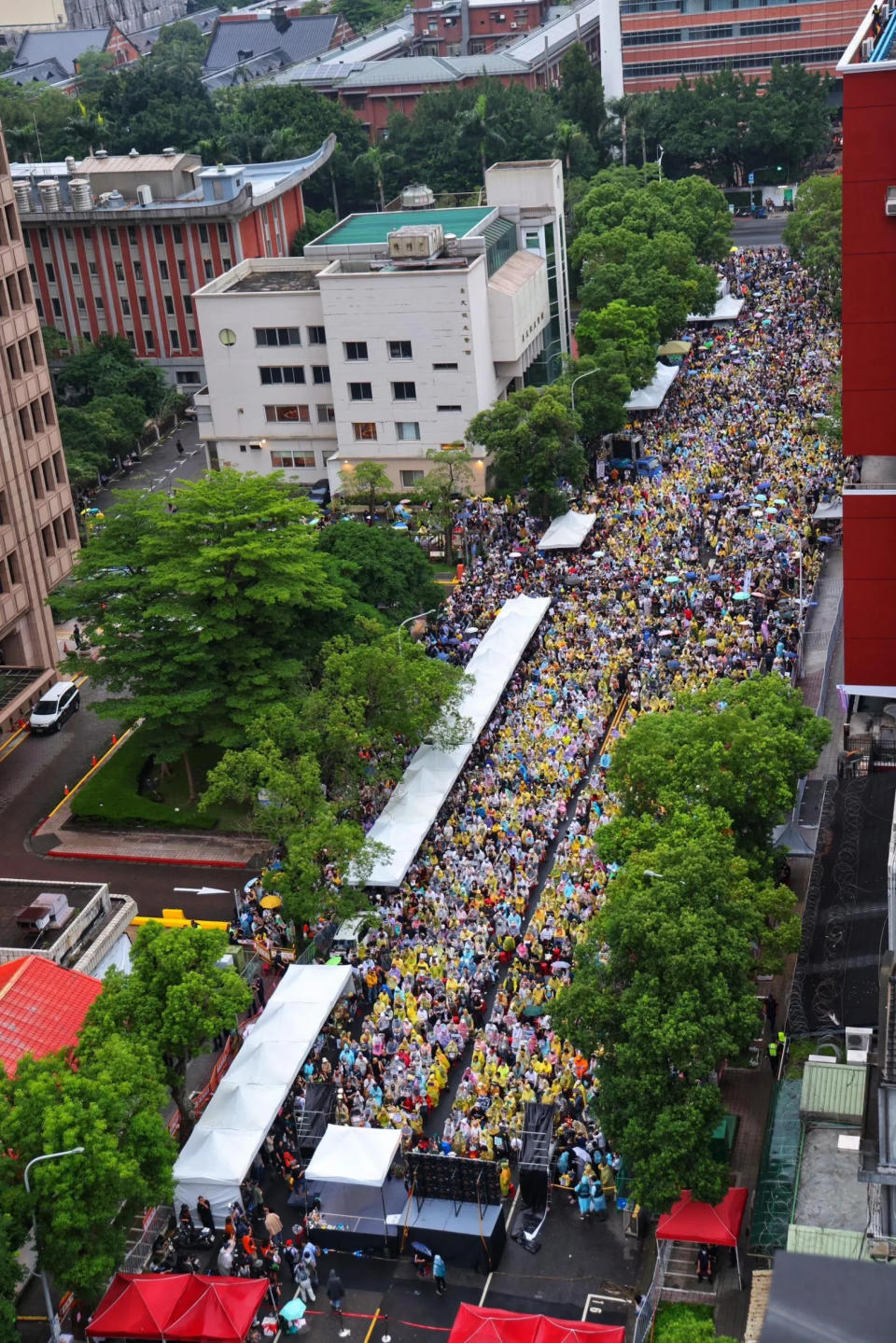 立法院朝野黨團審議國會改革法案，議場周邊聚集不少民眾陳抗。（圖/記者李俊毅攝）