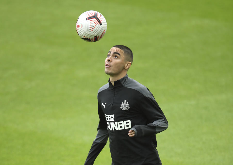 El volante paraguayo del Newcastle Miguel Almirón previo a un duelo de la Liga Premier inglesa ante Brighton, en St. James' Park, en Newcastle, el domingo 20 de septiembre de 2020. (Alex Pantling/Pool vía AP)