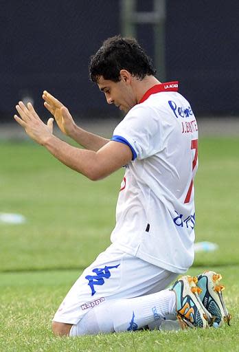 El futbolista del Nacional de Paraguay Julián Benítez celebra un tanto ante el Independiente de Santa Fe colombiano, en la Copa Libertadores, el 10 de abril de 2014 (AFP | NORBERTO DUARTE)