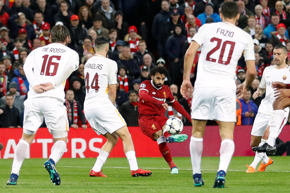 <p>Mohamed Salah est décisif avec une sublime frappe enroulée dans la lucarne gauche. Après une récupération en milieu de terrain, Firmino trouve Salah qui cherche une opportunité dans la surface. Les Reds de Klopp ouvrent le score et concrétisent enfin leurs offensives. (Photo : Reuters) </p>