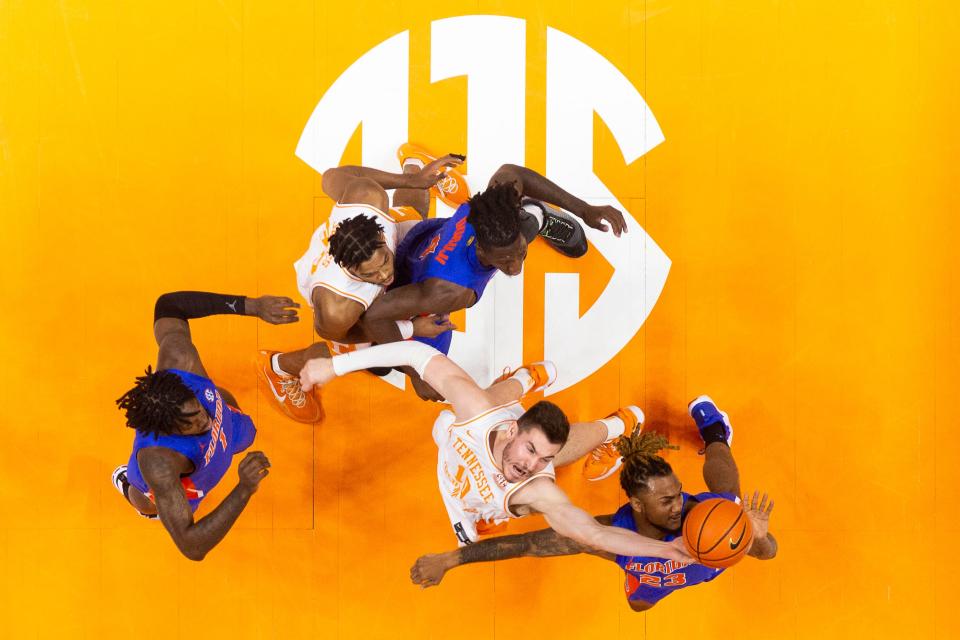 Tennessee forward John Fulkerson (10) reaches for the rebound over Florida guard Brandon McKissic (23) as Tennessee guard Josiah-Jordan James (30) defends against Florida forward CJ Felder (1) and Florida forward Anthony Duruji (4) during a game at Thompson-Boling Arena in Knoxville, Tenn. on Wednesday, Jan. 26, 2022.