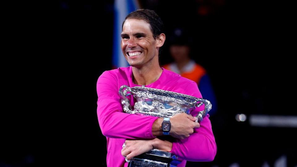 Rafael Nadal con el trofeo