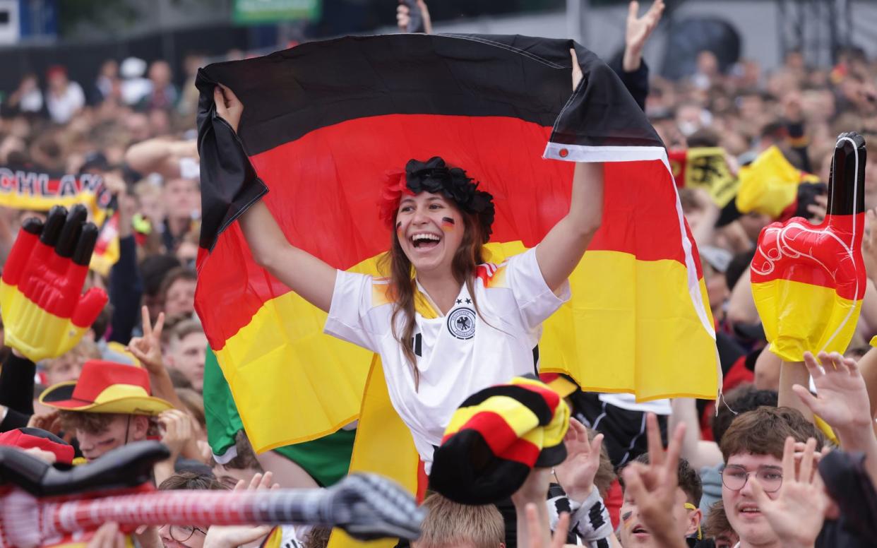 Beim Public Viewing - so wie hier in Brandenburg - wird heftig gefeiert. Doch was geschieht hinter den Kulissen? (Bild: 2024 Getty Images/Sean Gallup)