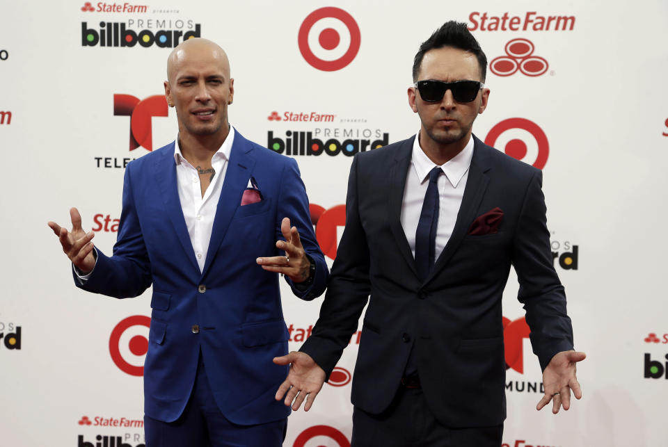 Alexis, a la izquierda, y Fido llegan a la ceremonia de los Premios Billboard de la Música Latina, el jueves 24 de abril del 2014 en Coral Gables, Florida. (AP Foto/WIlfredo Lee)