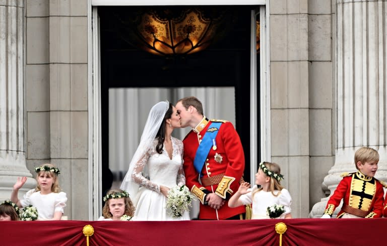 Prince William kisses his wife Kate on the balcony of Buckingham Palace after their wedding