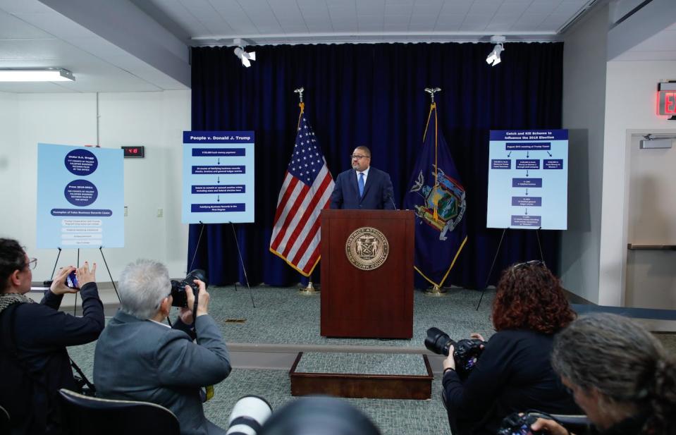 Alvin Bragg, procureur de Manhattan, lors d’une conférence de presse tenue le 4 avril 2023 à la suite de la mise en accusation de l’ancien président des États-Unis Donald Trump. <a href="https://www.gettyimages.com/detail/news-photo/manhattan-district-attorney-alvin-bragg-speaks-during-a-news-photo/1250778290?adppopup=true" rel="nofollow noopener" target="_blank" data-ylk="slk:Kena Betancur/Getty Images;elm:context_link;itc:0;sec:content-canvas" class="link ">Kena Betancur/Getty Images</a>