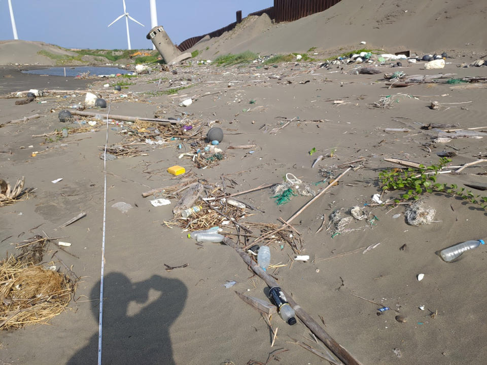 中央大學水海所觀測到跨國垃圾已漸漸漂進桃園海岸，籲請民眾可加強在白玉等處淨灘。