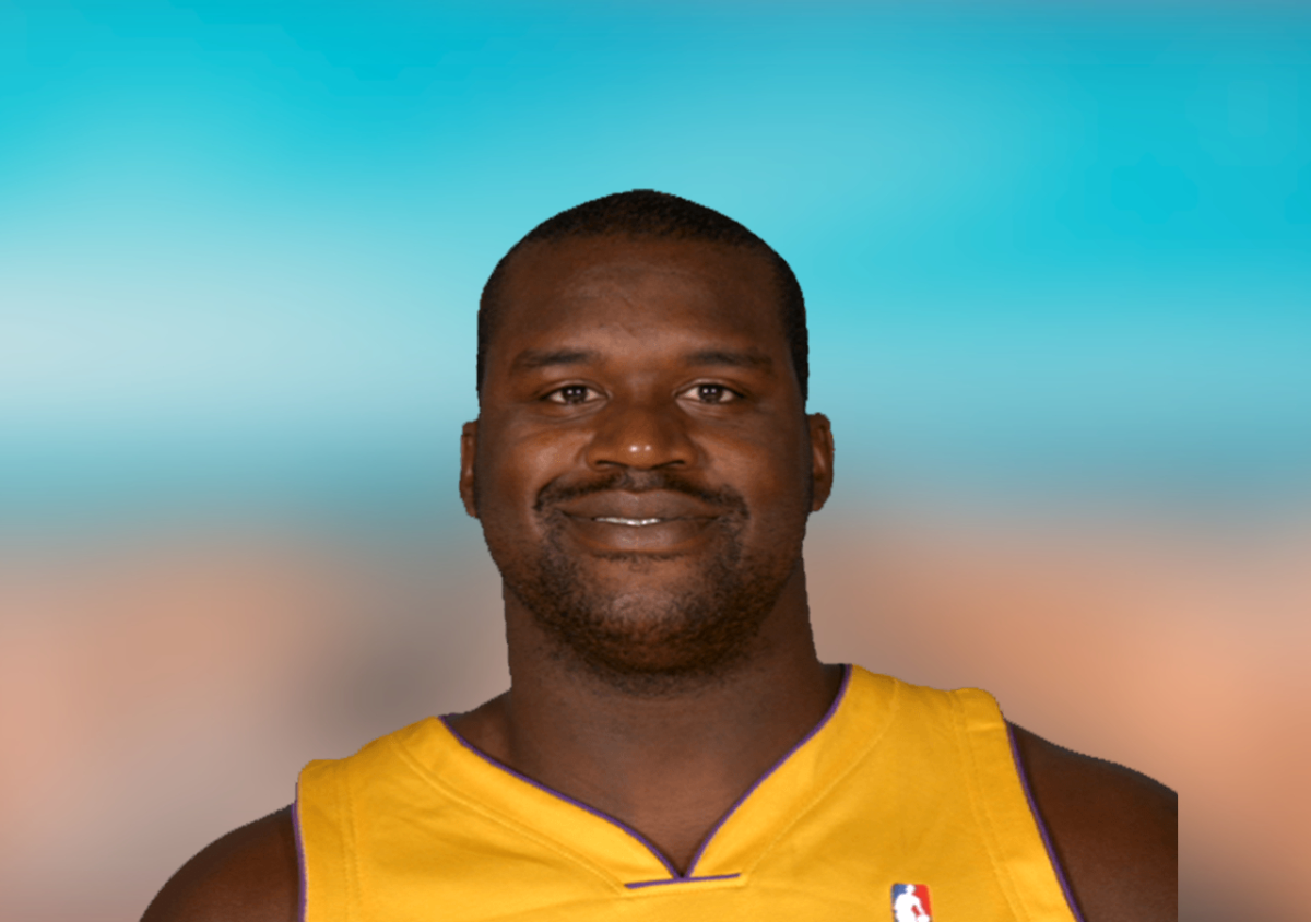 Los Angeles Lakers Shaquille O'Neal looks over the shoulder of