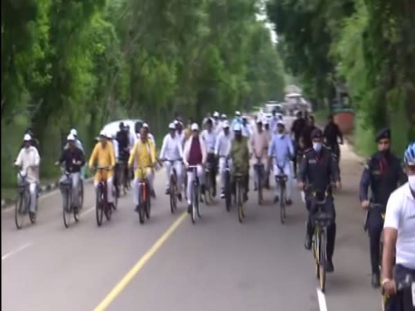 Haryana Chief Minister Manohar Lal Khattar riding bicycle along with his cabinet colleagues and MLAs