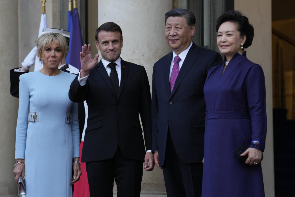 French President Emmanuel Macron and his wife Brigitte Macron pose with China's. President Xi Jinping and his wife Peng Liyuan before a state diner at the Elysee Palace, Monday, May 6, 2024 in Paris. (AP Photo/Thibault Camus)