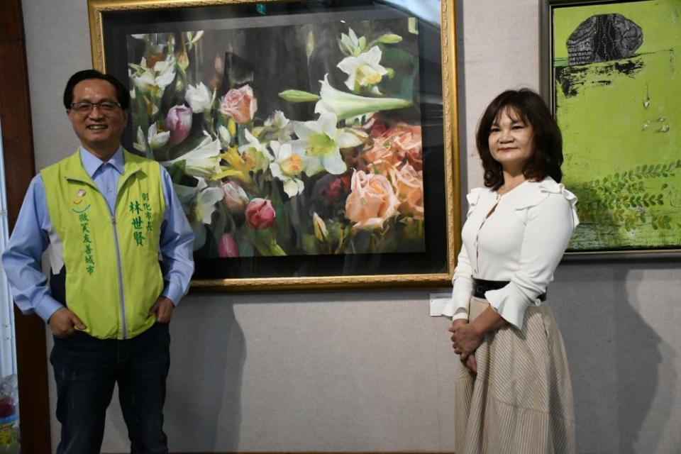 林世賢市長說黃騰萱老師展出的五十件油畫、水彩作品都是精品，歡迎大家到館欣賞。(記者曾厚銘攝)