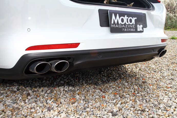 車尾選配跑車造型銀色排氣尾管來增添跑格。 版權所有/汽車視界