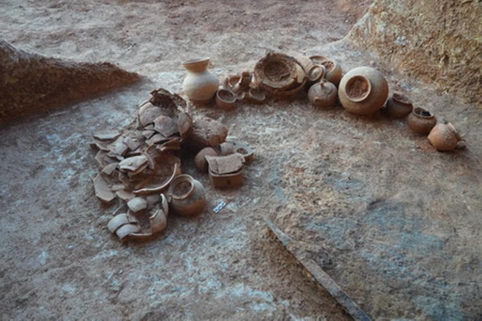 A set of pottery found in one of the tombs.