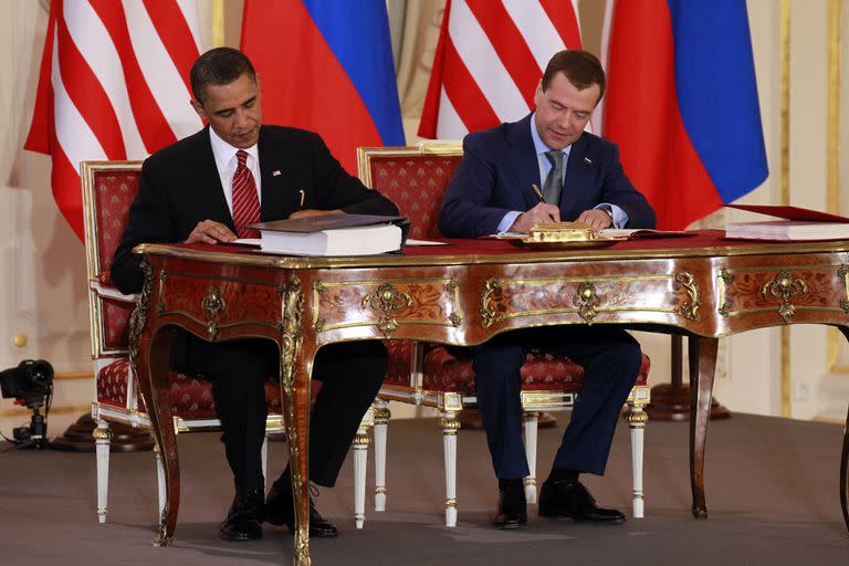 Los presidentes Barack Obama, de Estados Unidos, izquierda, y Dmitry Medvedev, de Rusia, firman el tratado nuclear Nuevo START el 8 de abril de 2010 en el Castillo de Praga. (AP Foto/Alex Brandon, File)