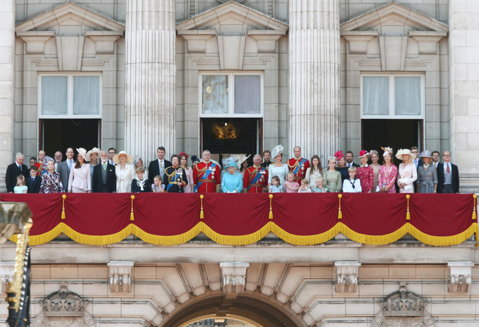 <p>Seit über 260 Jahren wird der Geburtstag des britischen Staatsoberhaupts am zweiten Samstag im Juni mit einer Militärparade pompös zelebriert. Der Tag ist unter dem Namen “Trooping the Colour” bekannt und wurde erstmals von König Charles II. durchgeführt. Der tatsächliche Geburtstag der Queen ist aber am 21. April. Wegen des unbeständigen Wetters im April verschiebt sie die Feierlichkeiten allerdings um circa sieben Wochen, ganz der Tradition ihres Urahns George II. folgend. </p>