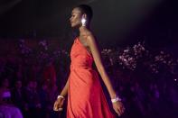 <p>Auf der New York Fashion Week trägt ein Model eine Kreation der Brandon Maxwell-Kollektion. (Bild: AP Photo/Craig Ruttle) </p>