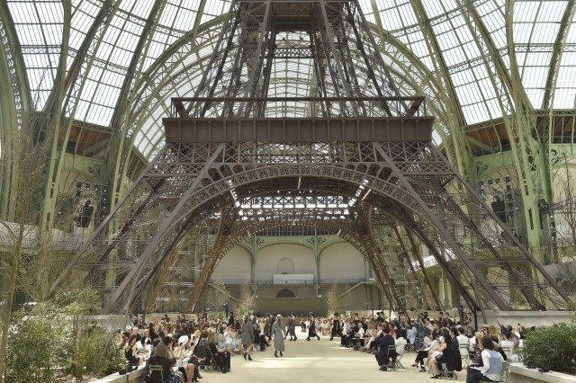 Chanel fall/winter 2017 couture Eiffel Tower set