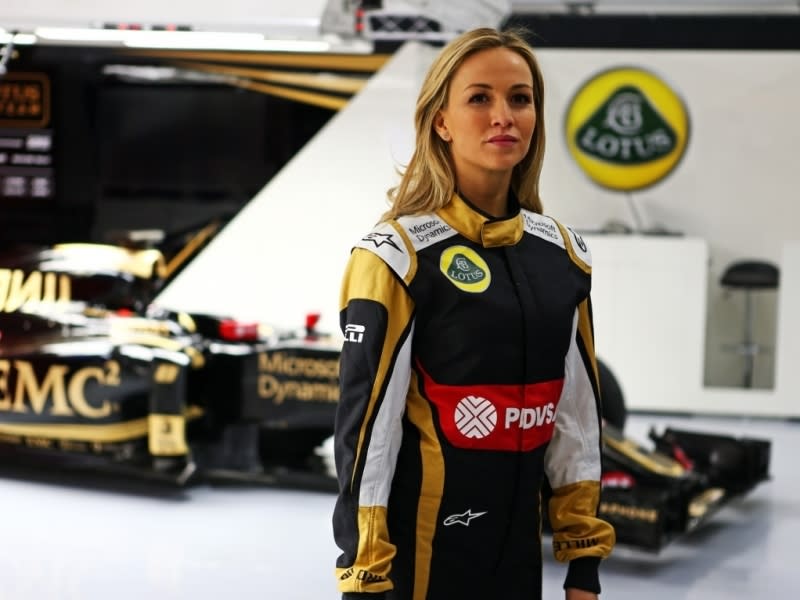 Carmen Jorda, con el uniforme del equipo Lotus de Fórmula 1.
