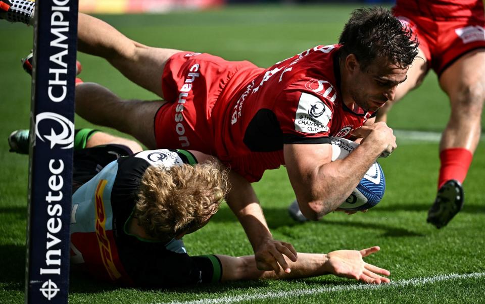 Toulouse wing Juan Cruz Mallia dives over for a try in the corner