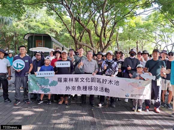 羅東林業文化園區再度舉辦外來種魚類移除，邀請民眾以釣竿守護貯木池原生魚類。（圖：林業保育署宜蘭分署提供）