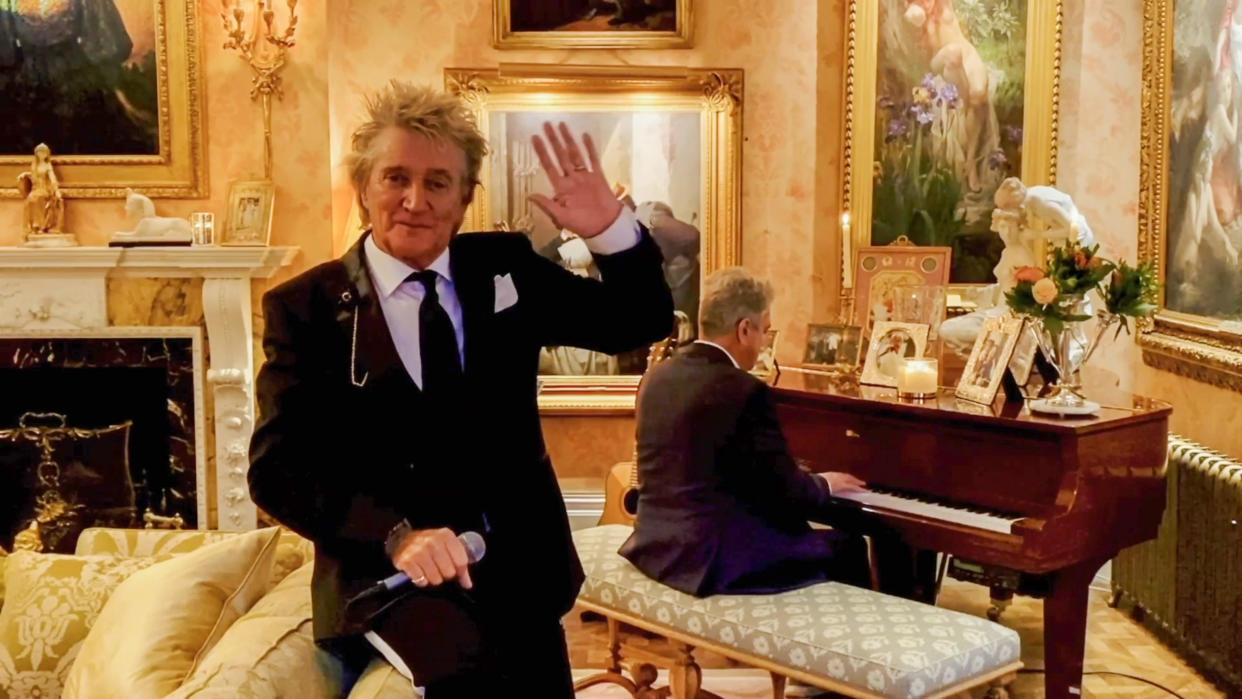 UNSPECIFIED - OCTOBER 10: In this screengrab Sir Rod Stewart performs during the 2020 Carousel of Hope Ball benefiting the Children’s Diabetes Foundation.  on October 10, 2020 in UNSPECIFIED, UNSPECIFIED - Region AMER. (Photo by Getty Images/Getty Images for Children's Diabetes Foundation )