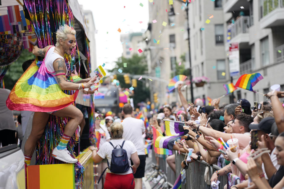 Frankie Grande se dirige a una multitud durante el desfile por el Orgullo LGBTQ+ el domingo 23 de junio de 2023, en la ciudad de Nueva York. (Foto por Charles Sykes/Invision/AP)