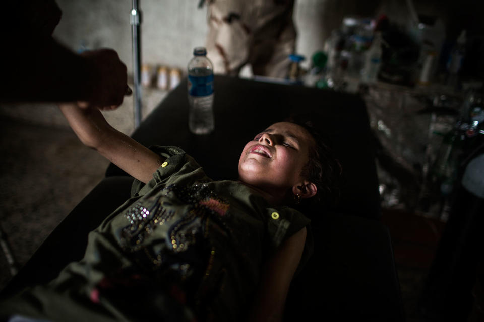 <p>An injured young girl cries disconsolately while she is receiving medical treatment after fleeing the old city of Mosul, Iraq. July 2, 2017. (Photograph by Diego Ibarra Sánchez / MeMo) </p>